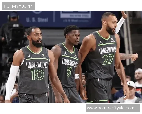 爱德华兹首节火力全开9投6中砍下14分2板3助与东契奇展开激烈对决